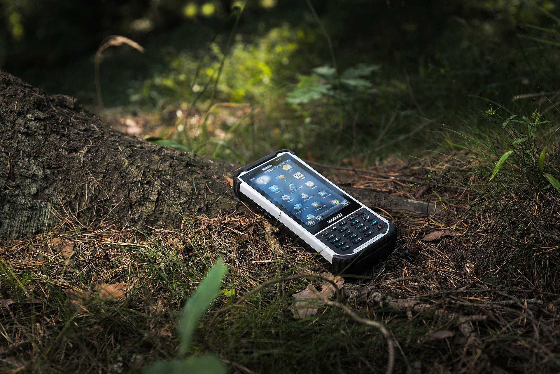 Nautiz-X8-rugged-IP67-outdoor-handheld-forest.jpg